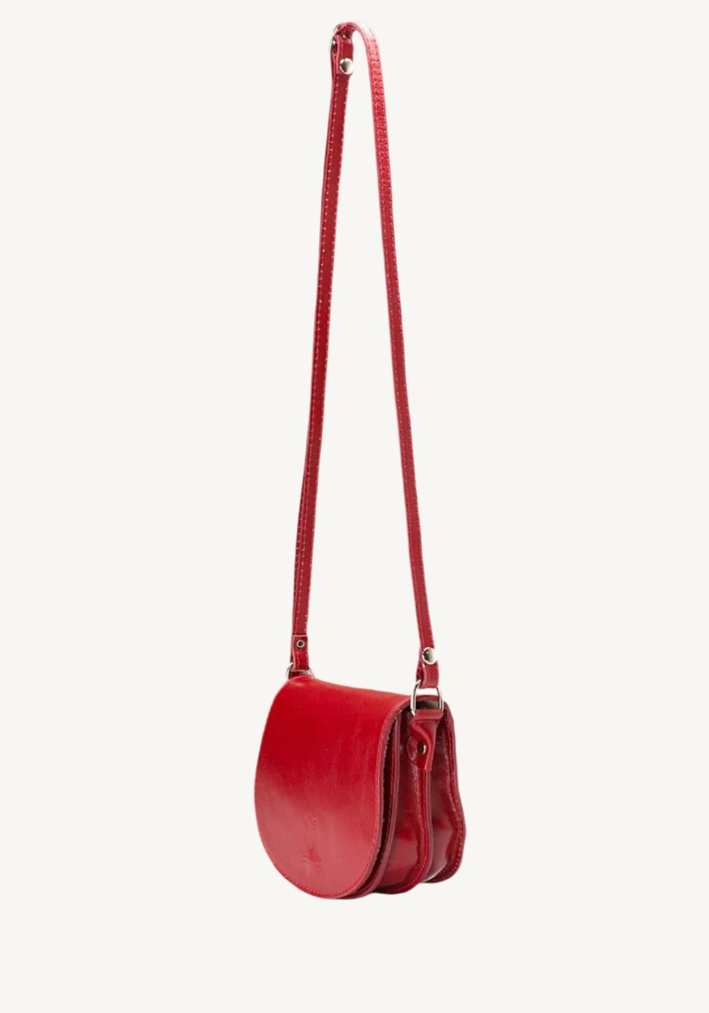 "Women's Italian leather shoulder bag with flap closure and adjustable strap – perfect for city strolls or evening events."