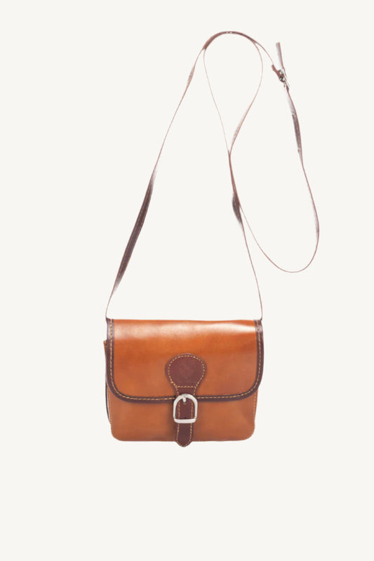 "Women's Italian leather shoulder bag with flap closure, magnet lock, and adjustable strap – perfect for city walks and events."